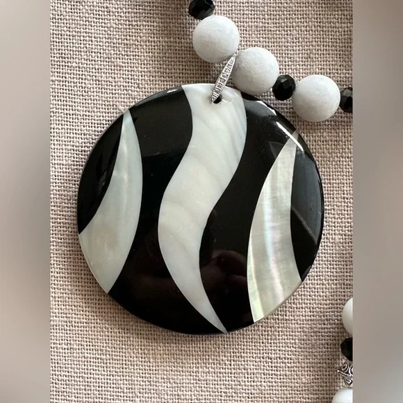26-1/2 inch Black and White Mother of Pearl Long necklace - Picture 4 of 16